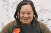 ‘우리들의 블루스’ 정은혜 작가, 2022 장애인문화예술축제 A+ Festival 개막식에서 직접 그린 캐리커쳐 전달